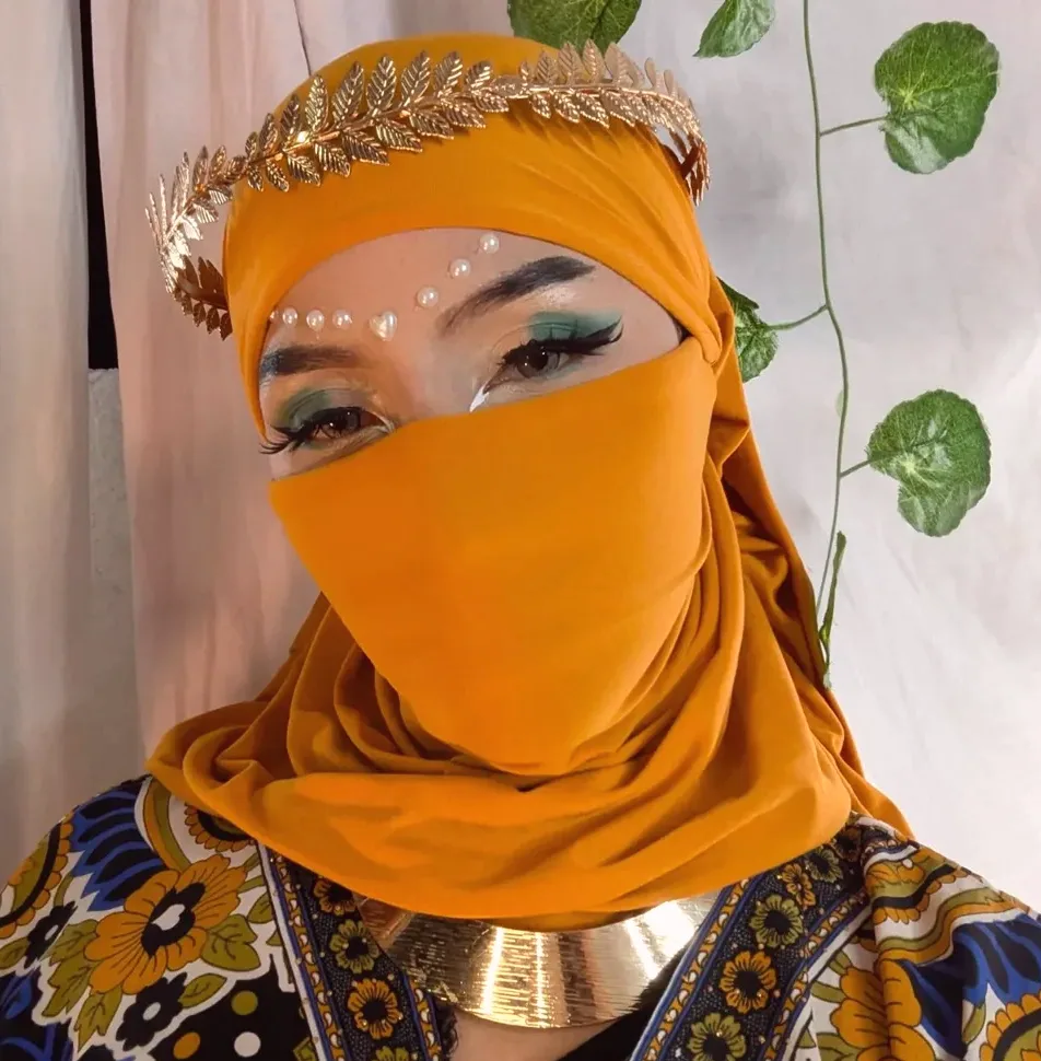 Valentina, 28